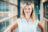 Junge blonde Frau auf Jobsuche