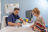 Ludovico mit einer Patientin im Sprechstundenzimmer